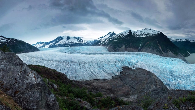 Cánh đồng băng Juneau được bao phủ bởi hơn 1.500 dặm vuông toàn băng tuyết và là khu vực băng tuyết lớn thứ bảy ở Tây bán cầu. Hàng năm, lượng tuyết phủ dày hơn 100 feet (hơn 30 mét) để duy trì cho băng không bị tan chảy trong hàng thế kỷ.