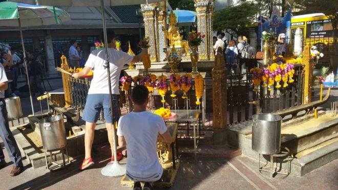 Đền Thái Lan mở cửa trở lại sau vụ đánh bom đẫm máu - 1