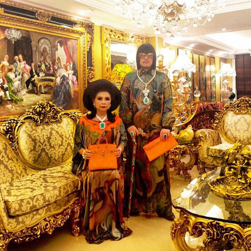 2 mẹ con “chơi” đồ hiệu chất “nhất hệ Mặt trời” - 3