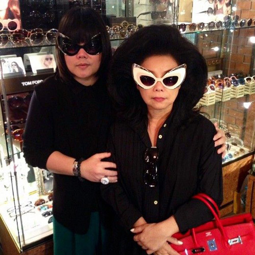 2 mẹ con “chơi” đồ hiệu chất “nhất hệ Mặt trời” - 6