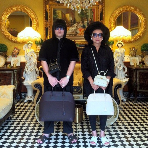 2 mẹ con “chơi” đồ hiệu chất “nhất hệ Mặt trời” - 11