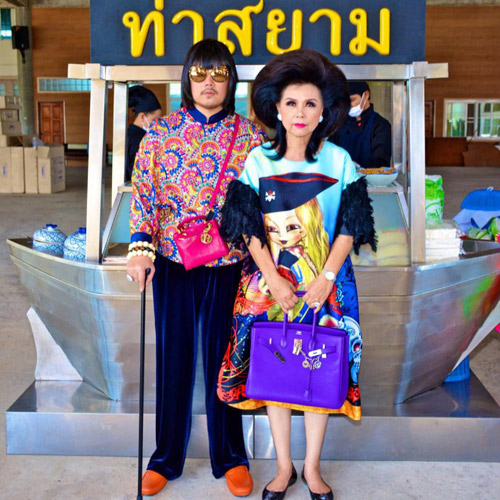 2 mẹ con “chơi” đồ hiệu chất “nhất hệ Mặt trời” - 15