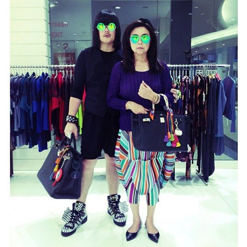 2 mẹ con “chơi” đồ hiệu chất “nhất hệ Mặt trời” - 9