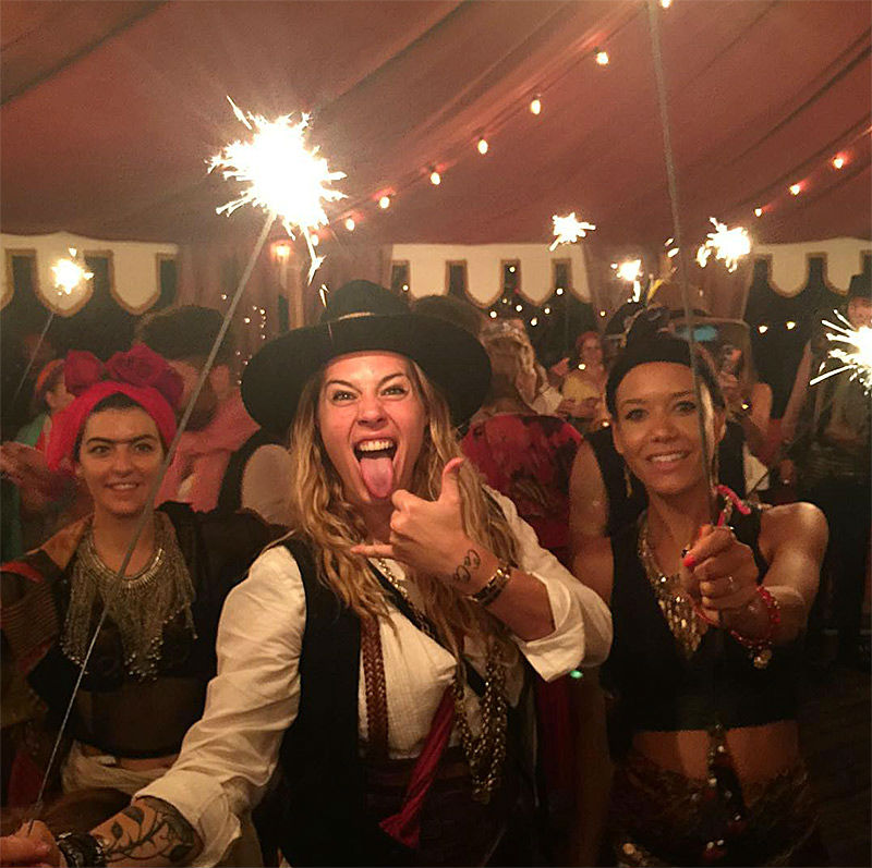 Madonna làm mất lòng hàng xóm với tiệc sinh nhật 57 tuổi - 7