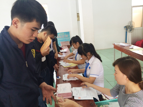 Ngày cuối xét tuyển NV1, điểm chuẩn trường top đầu tăng từng giờ - 2