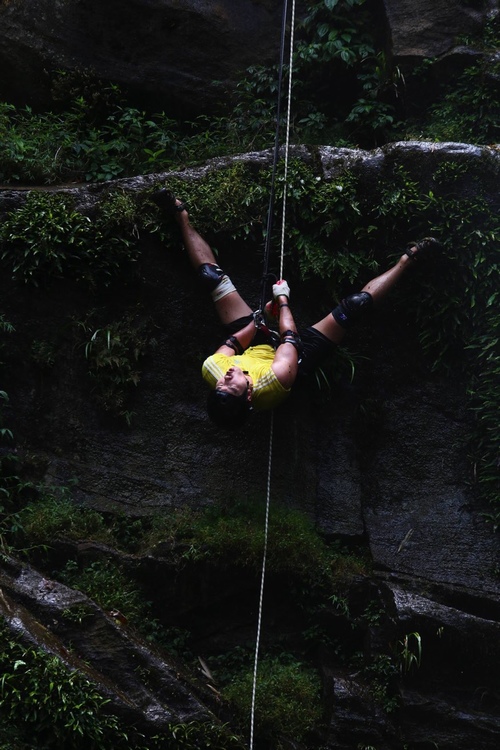 Hải Băng "tái mặt" thấy Trương Nam Thành "mất" khỏi thác nước - 2