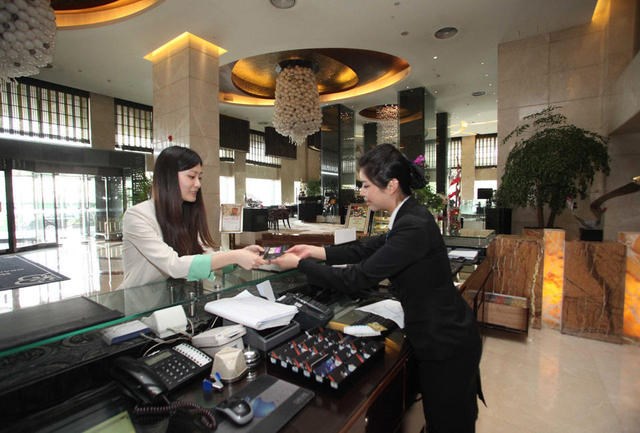 Một ngày của người làm nghề "ngủ khách sạn" - 2