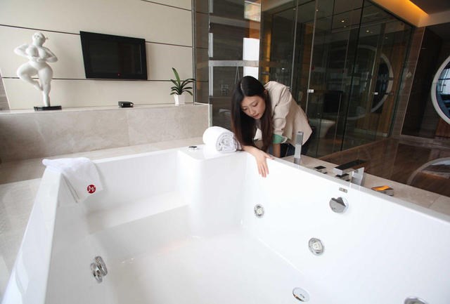 Một ngày của người làm nghề "ngủ khách sạn" - 3