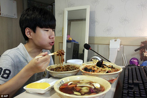 Cậu bé Hàn Quốc kiếm được 33 triệu/ngày nhờ “ăn trực tuyến” - 1
