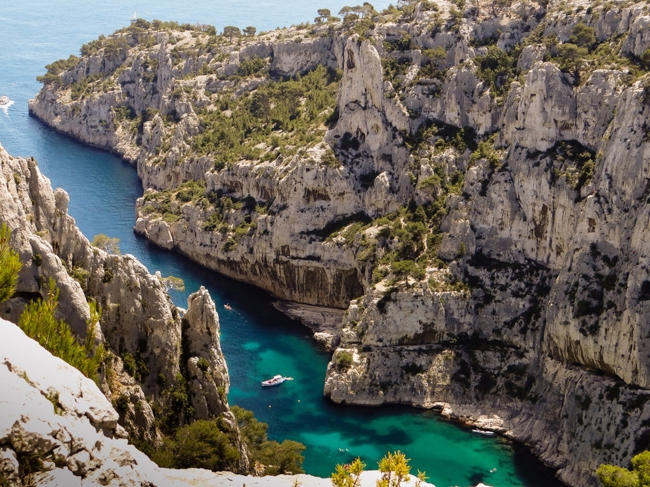 Vùng biển Calanque d’en Vau, vùng Provence-Alpes-Côte d'Azur nằm giữa hai dãy núi đá vôi với nước biển màu xanh ngọc, xứng đáng là một trong những nơi đẹp nhất trên trái đất.