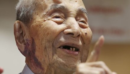 Cụ ông 112 tuổi lập kỷ lục người già nhất thế giới - 1
