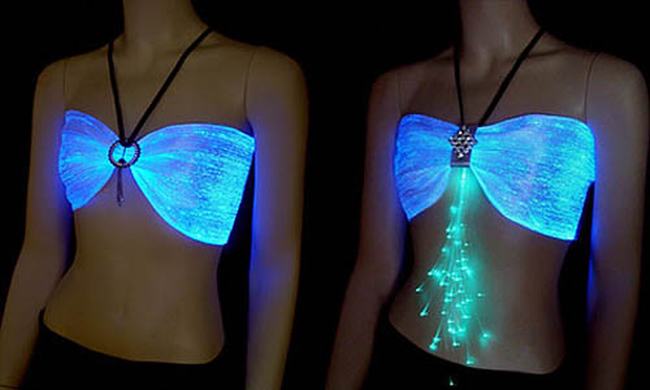Đầu năm 2014, hãng thiết kế thời trang Lumigram của Pháp đã cho ra đời chiếc áo ngực phát quang vô cùng độc đáo làm từ sợi quang học.