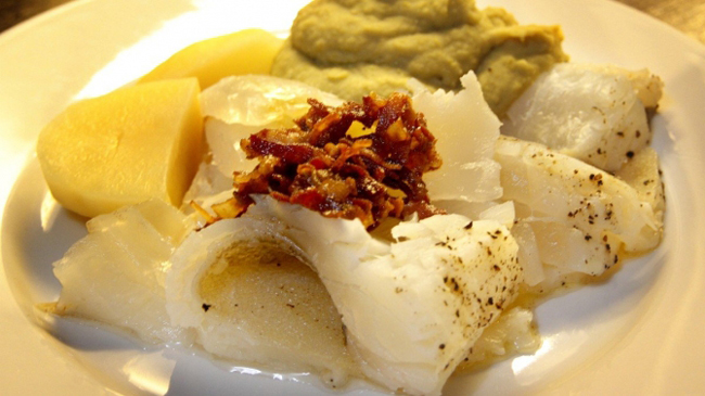 4.&nbsp;Lutefisk - vùng Scandinavia:&nbsp;Nó là một món ăn làm từ thịt trắng ngâm trong dung dịch kiềm, sau đó sau một tuần, lấy thịt này nấu chín. Nó được nấu thường xuyên ở Mỹ hơn là ở vùng Scandinavia.
