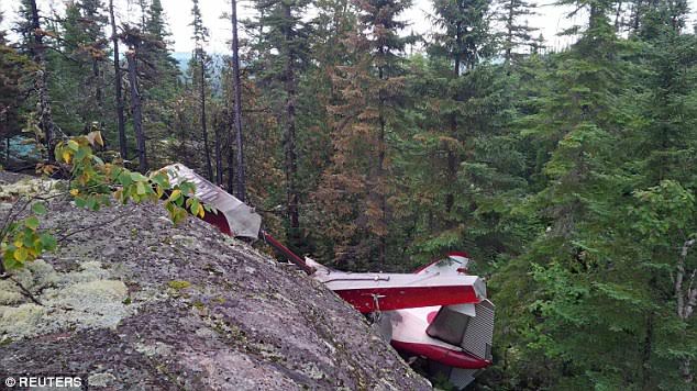 Canada: Máy bay đâm vào núi, 6 người thiệt mạng - 1