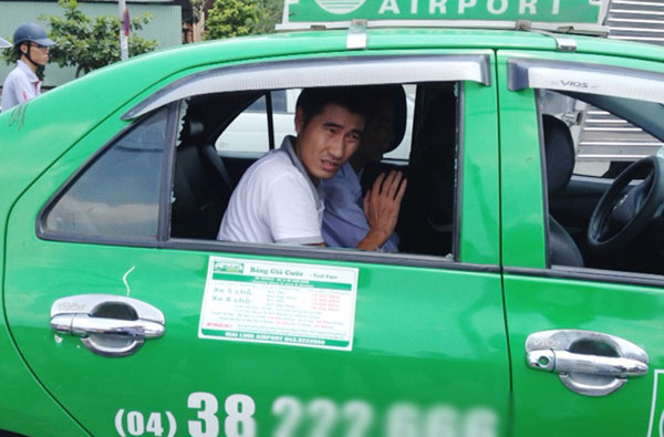 Taxi chạy trốn CSGT như phim hành động giữa Thủ đô - 2