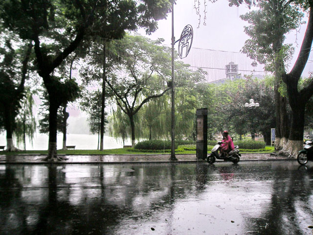 Chiều tối và đêm nay, Hà Nội có mưa rào và giông - 1