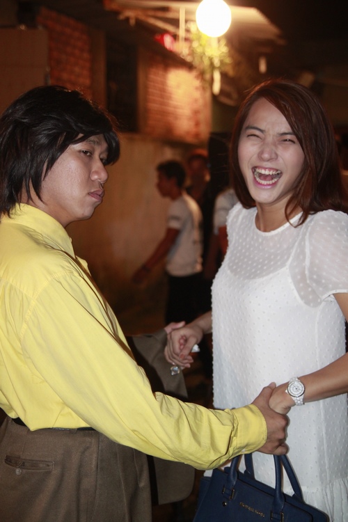 Hải Băng không thể nhịn cười khi hôn danh hài Anh Đức - 2