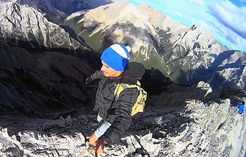 Mạo hiểm: Chạy chênh vênh trên rặng núi cao 2606m - 1