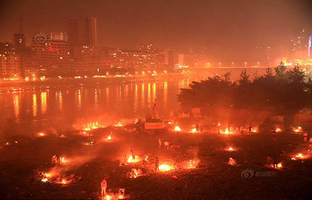 Khói lửa ngợp trời mùa Vu Lan ở Trung Quốc - 1
