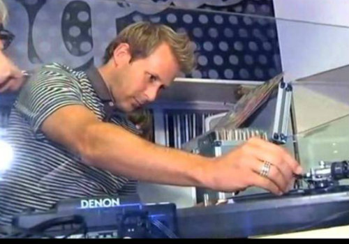 Những công việc kỳ lạ của sao bóng đá sau giải nghệ - 10