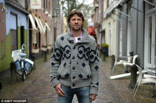 Những công việc kỳ lạ của sao bóng đá sau giải nghệ - 11