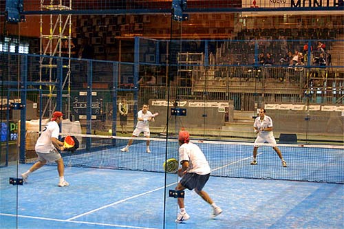 Pha cứu bóng siêu tưởng trong môn "tennis lồng" - 1