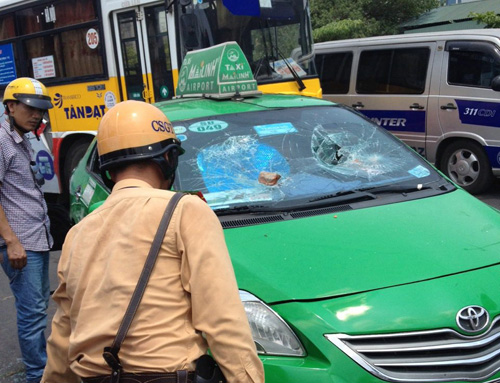 Taxi "đại náo" đường phố HN có biểu hiện… "bất thường" - 1