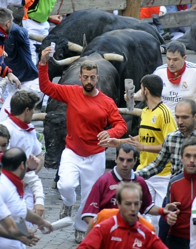 1. Pamplona, Tây Ban Nha

Các quan chức Pamplona đã ban hành lệnh cấm chụp ảnh selfie trong các cuộc đấu bò tót, nếu ai chụp ảnh hoặc quay phim mà không được sự cho phép của chính quyền sẽ bị phạt 2.050 USD. Năm ngoái, một người đàn ông người Anh chụp ảnh khi tham dự lễ hội đấu bò tót, sau đó bức ảnh này bị phát tán và anh ta bị xử phạt tới 4.100 USD.