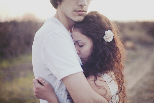 Làm sao để dỗ dành bạn gái hay khóc? - 1