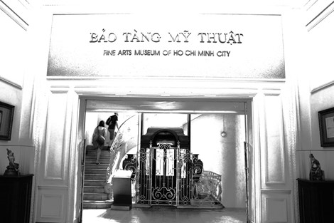 Ảnh đẹp đen trắng chiếc thang máy gỗ cổ nhất Sài Gòn - 1