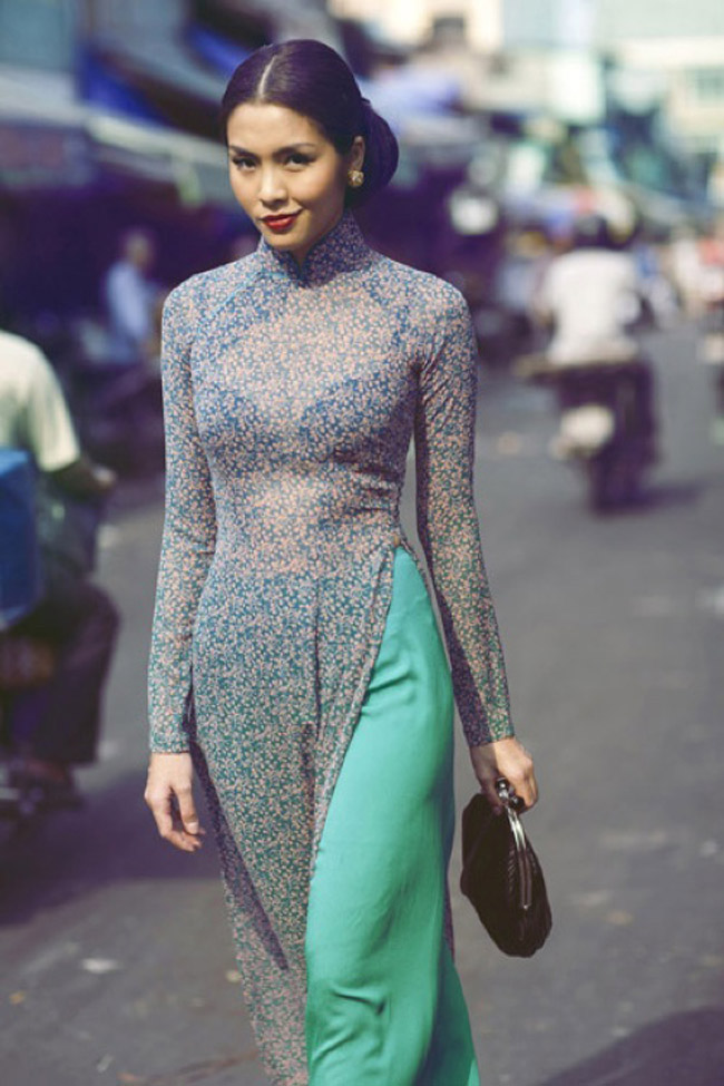 Tăng Thanh Hà luôn được coi là ngọc nữ màn ảnh Việt. Hiếm khi công chúng được thấy ngôi sao "Mỹ nhân kế" diện những bộ trang phục sexy, đặc biệt là kiểu xuyên thấu. Bộ áo dài cách tân thấp thoáng màu nội y của Hà Tăng vì thế càng thêm sức quyến rũ với người xem.