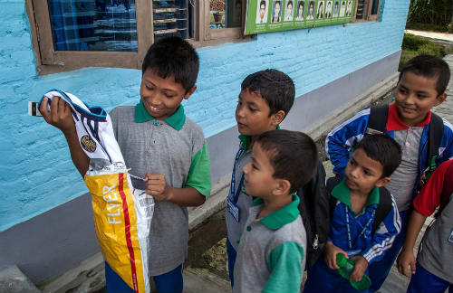 CR7 tặng quà fan nhí sống sót qua thiên tai ở Nepal - 1