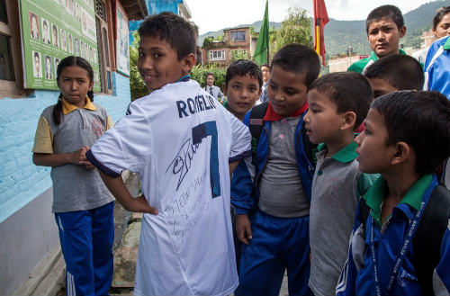 CR7 tặng quà fan nhí sống sót qua thiên tai ở Nepal - 3