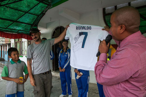 CR7 tặng quà fan nhí sống sót qua thiên tai ở Nepal - 2