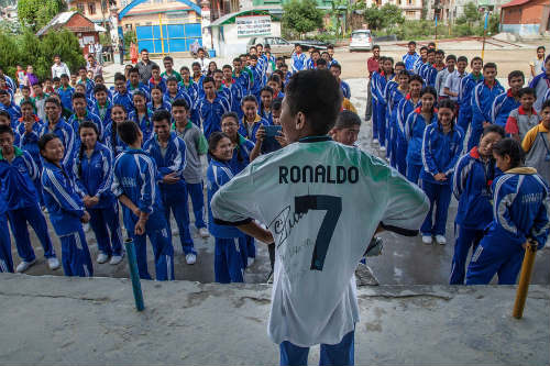 CR7 tặng quà fan nhí sống sót qua thiên tai ở Nepal - 4