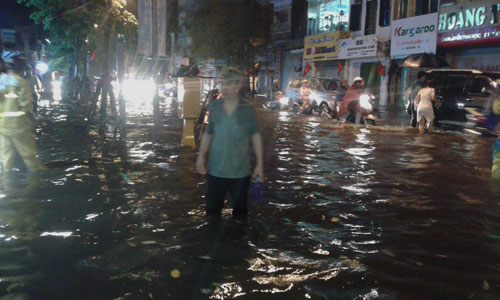 Vì sao mưa 30 phút đường phố Hà Nội đã thành “sông”? - 1