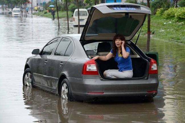 Alo! Đến nhanh lên, em mà xuống thì ướt giày mất.
