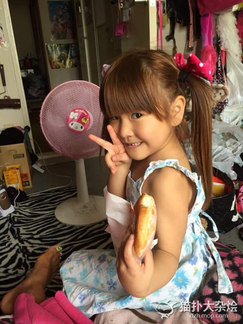 Phát hoảng vì gương mặt bự phấn của bé gái 6 tuổi - 8