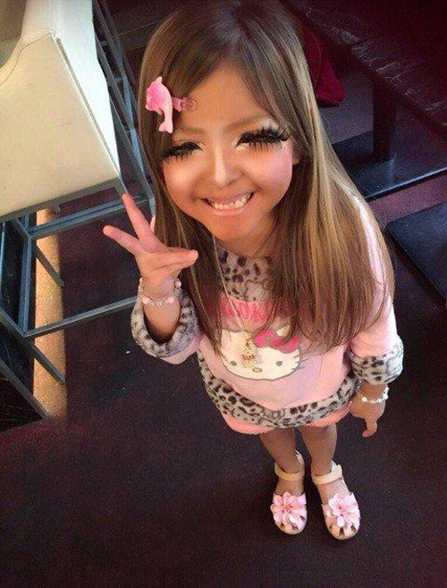 Phát hoảng vì gương mặt bự phấn của bé gái 6 tuổi - 2