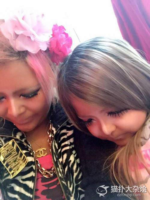 Phát hoảng vì gương mặt bự phấn của bé gái 6 tuổi - 5