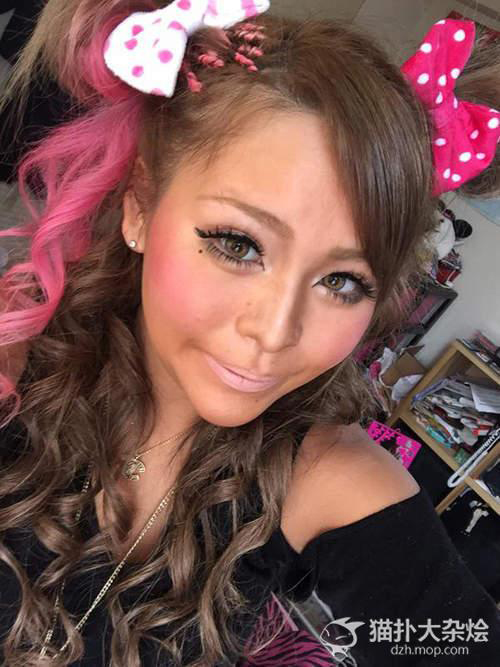 Phát hoảng vì gương mặt bự phấn của bé gái 6 tuổi - 3