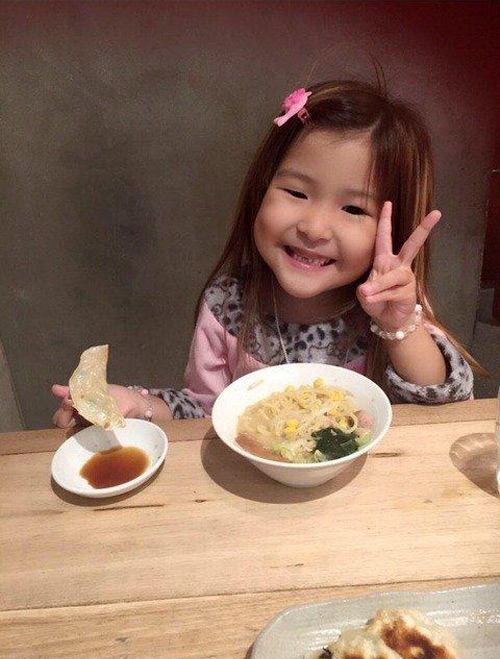 Phát hoảng vì gương mặt bự phấn của bé gái 6 tuổi - 6