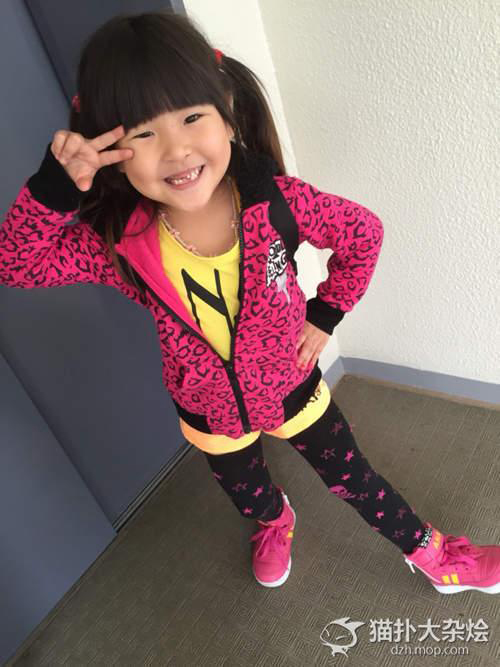 Phát hoảng vì gương mặt bự phấn của bé gái 6 tuổi - 7