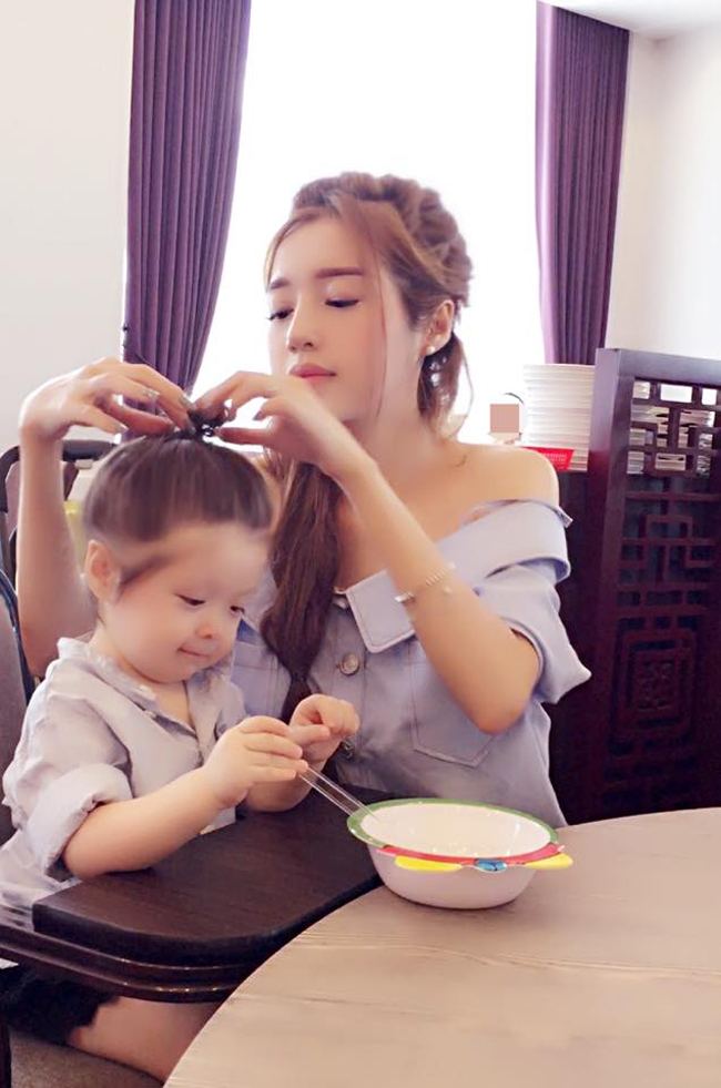 Elly Trần “làm điệu” cho con gái Cadie Mộc Trà dễ thương khi cô bé đang chăm chú ăn.