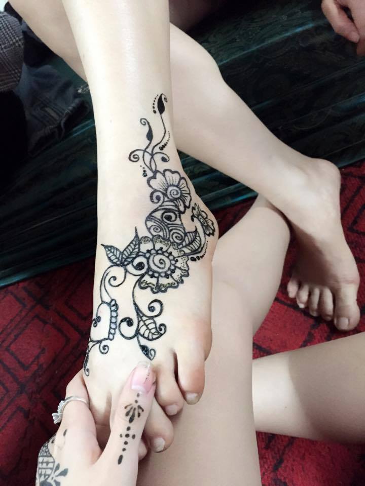 9X xinh đẹp kiếm bộn tiền nhờ nghề vẽ hình xăm - 8