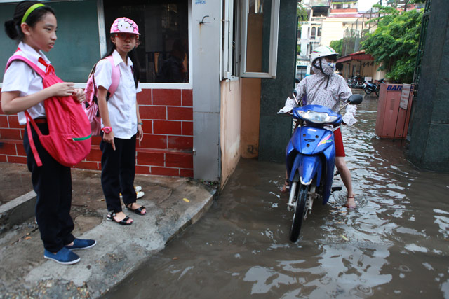 Mưa 30 phút, nhiều tuyến phố Hà Nội ngập sâu trong nước - 6