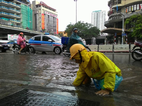 Mưa 30 phút, nhiều tuyến phố Hà Nội ngập sâu trong nước - 12