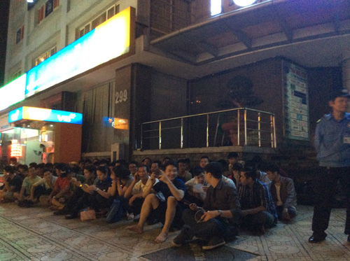 Xếp hàng dài chờ mua Galaxy Note 5 tại Việt Nam - 1