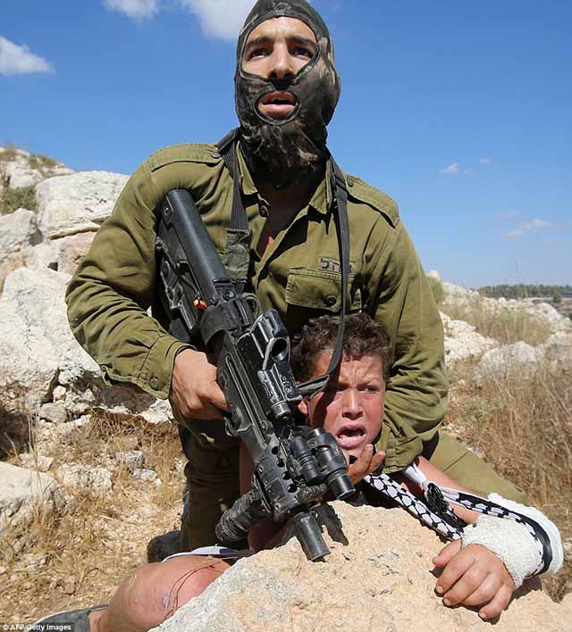 Bé gái Palestine cắn tay lính Israel giải cứu bạn - 1