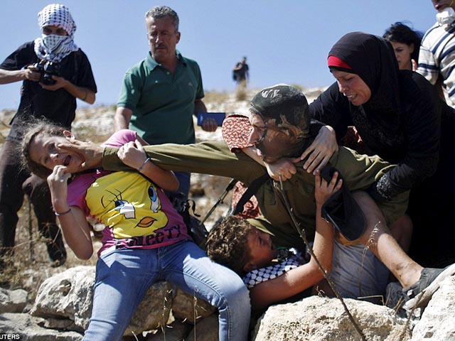 Bé gái Palestine cắn tay lính Israel giải cứu bạn - 6